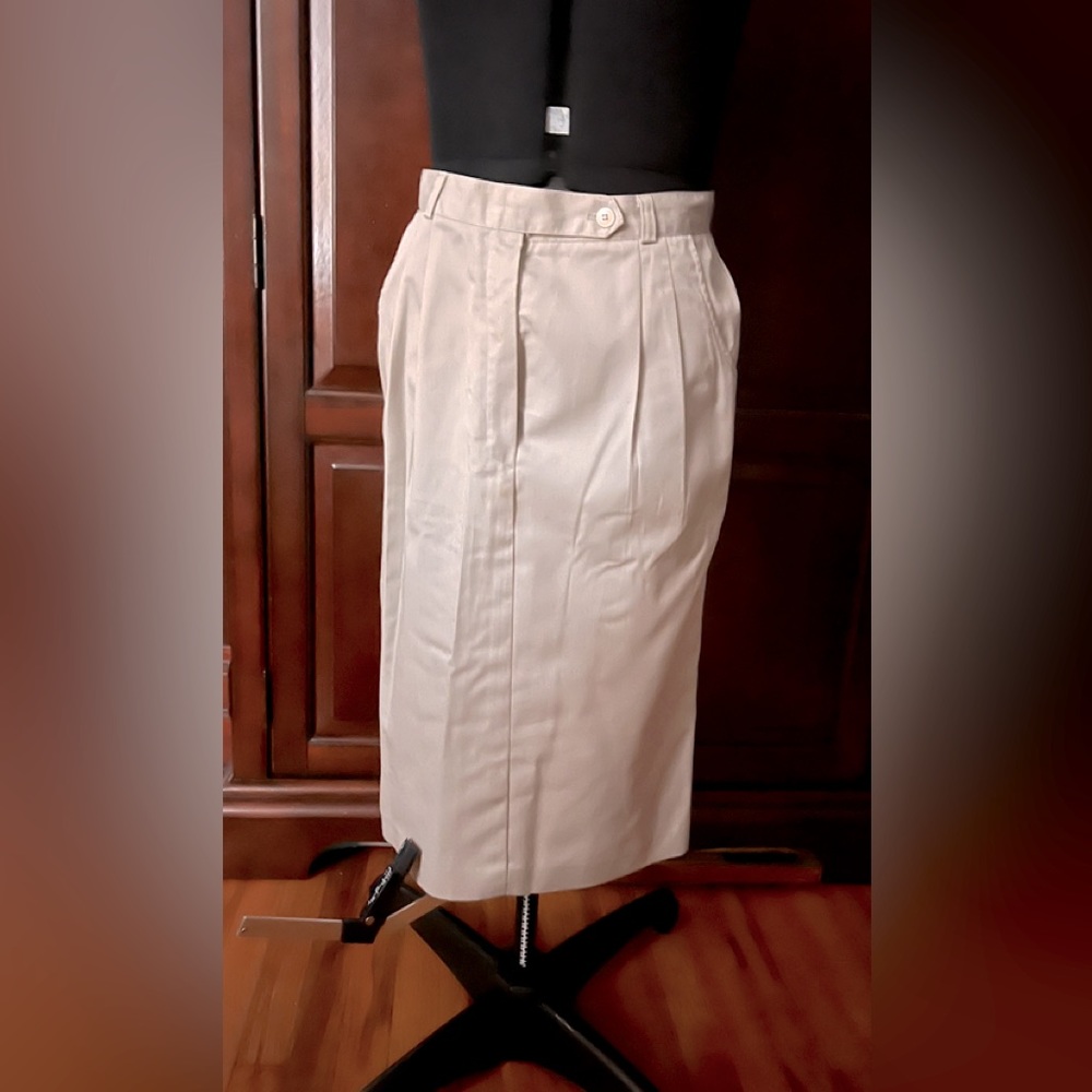 Sporty cotton skirt with belt loops and two pleats on each side, in the front